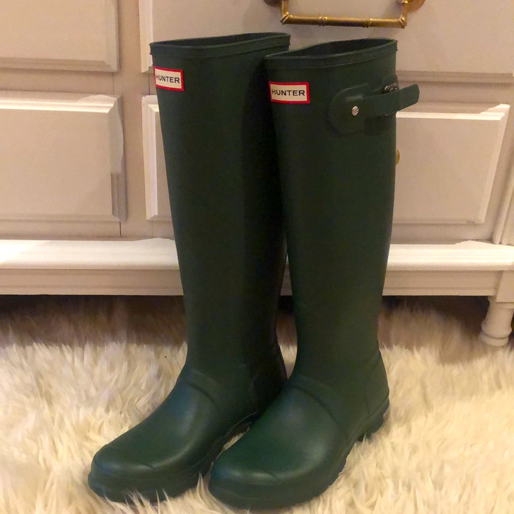 Dark Green size 8 in women’s brand new Hunter Rain Boots. Never worn.